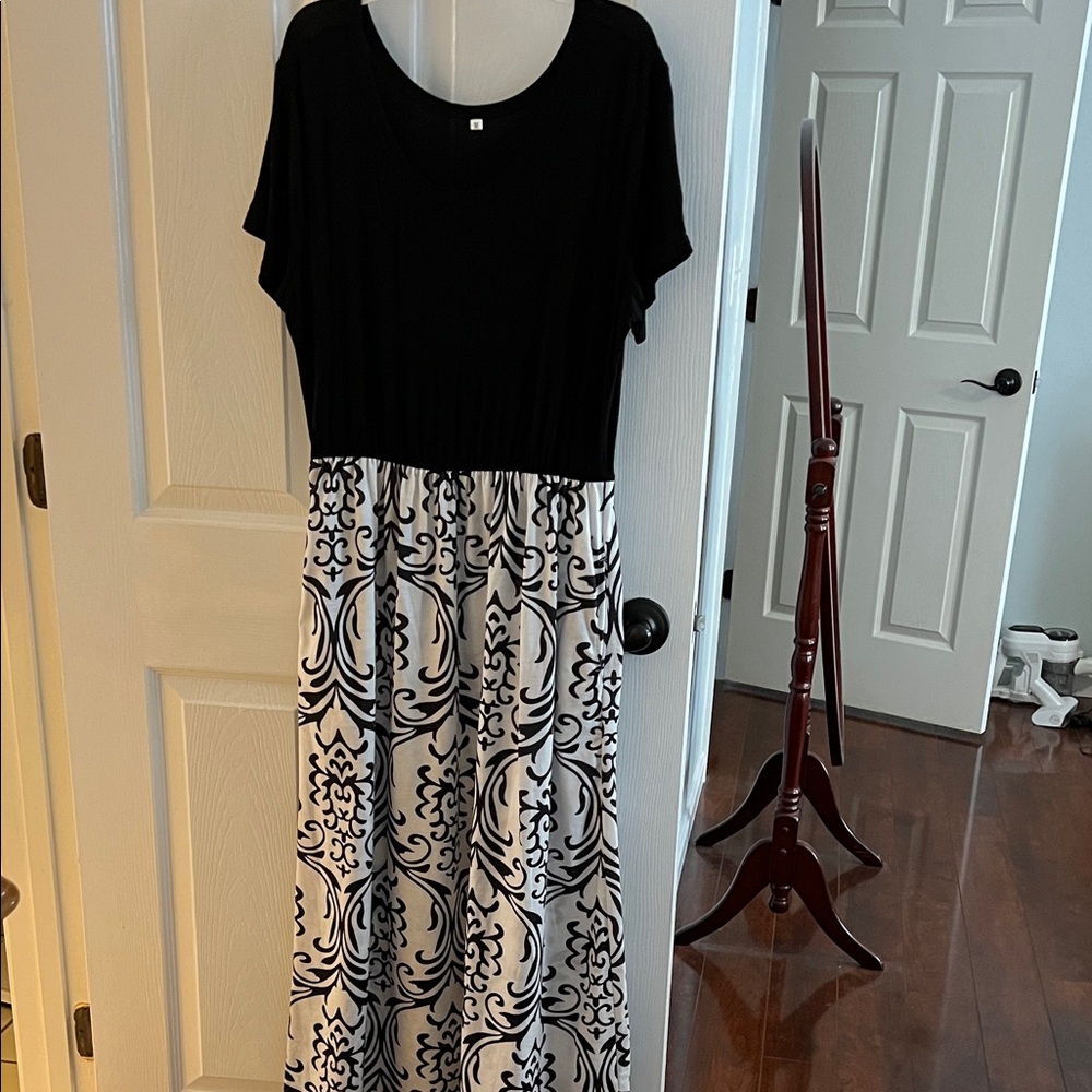 Black and White Patterned Maxi Dress; Size Medium; EUC